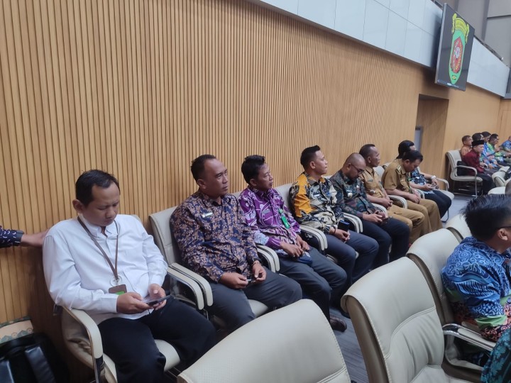 Senin, 21 April 2025, Seklur menghadiri kegiatan sosialisasi petunjuk teknis dan konsultasi publik terkait penerimaan murid baru tahun 2025 di ruang Rapat Mangkupalas Balaikota Samarinda.
