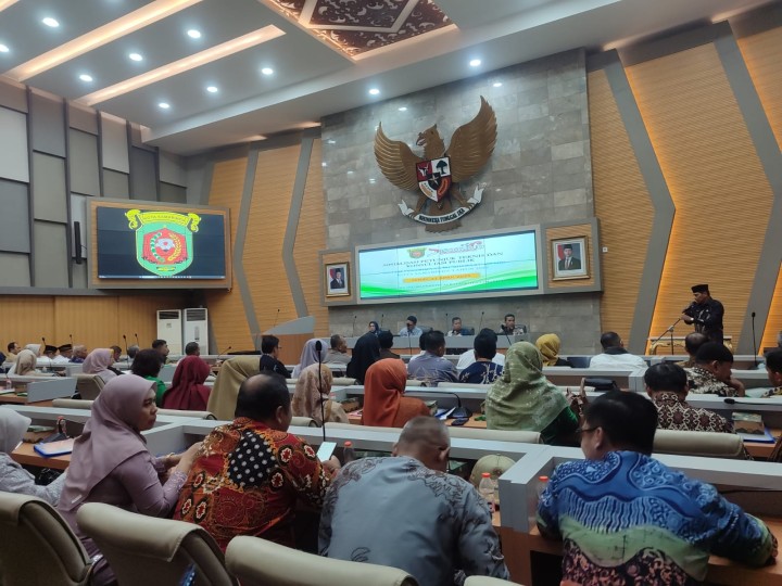 Senin, 21 April 2025, Seklur menghadiri kegiatan sosialisasi petunjuk teknis dan konsultasi publik terkait penerimaan murid baru tahun 2025 di ruang Rapat Mangkupalas Balaikota Samarinda.