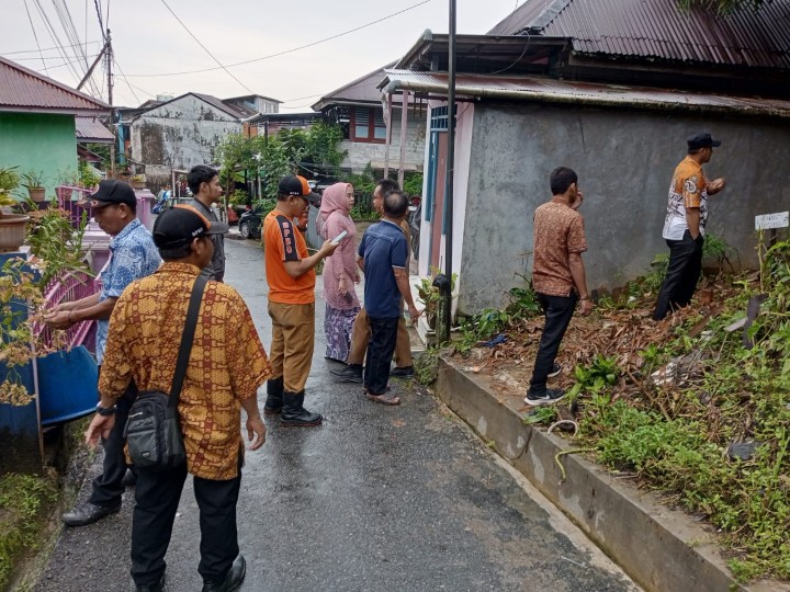 Senin, 21 April 2025, Kasie Ekobang bersama Tim dari BPBD Kota Samarinda melakukan peninjauan bencana longsor di wilayah RT. 014 dan RT. 038 di Jalan Kelapa Gading.