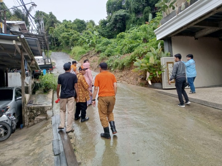 Senin, 21 April 2025, Kasie Ekobang bersama Tim dari BPBD Kota Samarinda melakukan peninjauan bencana longsor di wilayah RT. 014 dan RT. 038 di Jalan Kelapa Gading.