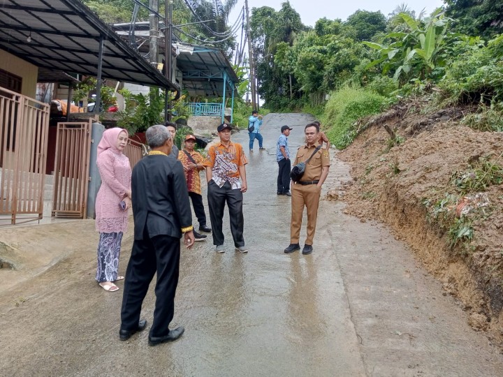 Senin, 21 April 2025, Kasie Ekobang bersama Tim dari BPBD Kota Samarinda melakukan peninjauan bencana longsor di wilayah RT. 014 dan RT. 038 di Jalan Kelapa Gading.