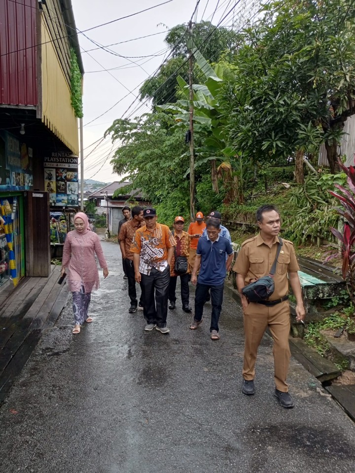 Senin, 21 April 2025, Kasie Ekobang bersama Tim dari BPBD Kota Samarinda melakukan peninjauan bencana longsor di wilayah RT. 014 dan RT. 038 di Jalan Kelapa Gading.