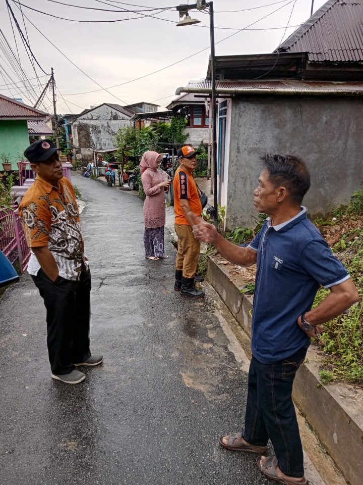 Senin, 21 April 2025, Kasie Ekobang bersama Tim dari BPBD Kota Samarinda melakukan peninjauan bencana longsor di wilayah RT. 014 dan RT. 038 di Jalan Kelapa Gading.