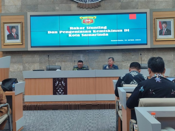 Senin, 21 April 2025, Seklur menghadiri kegiatan Rakor Stunting dan Pengentasan Kemiskinan Kota Samarinda di Ruang Rapat Mangkupalas Balaikota Samarinda.