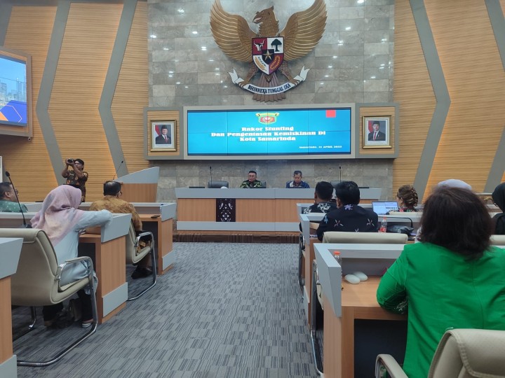 Senin, 21 April 2025, Seklur menghadiri kegiatan Rakor Stunting dan Pengentasan Kemiskinan Kota Samarinda di Ruang Rapat Mangkupalas Balaikota Samarinda.