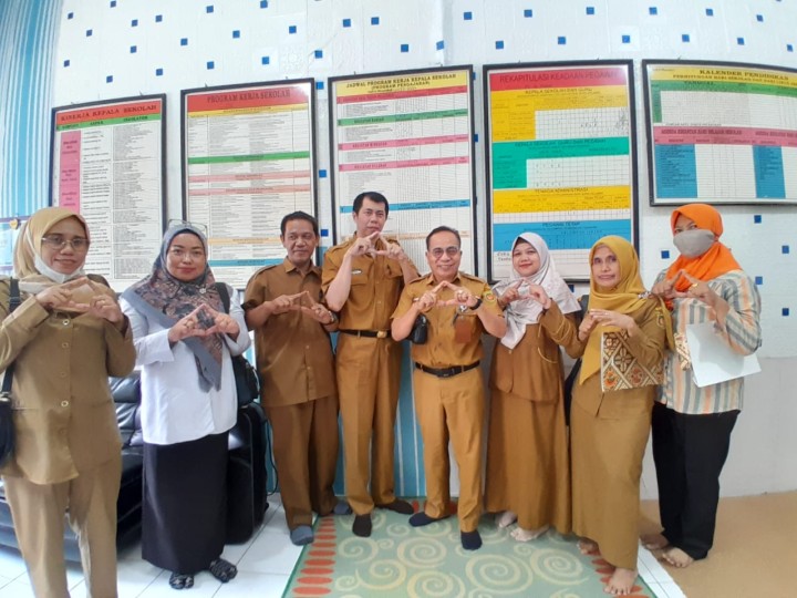 Selasa, 22 April 2025, Seklur dan Kasie Kesra dan staf mendampingi Tim Pembinaan UKS Kecamatan Sungai Kunjang ke sekolah-sekolah di wilayah Kelurahan Karang Anyar.