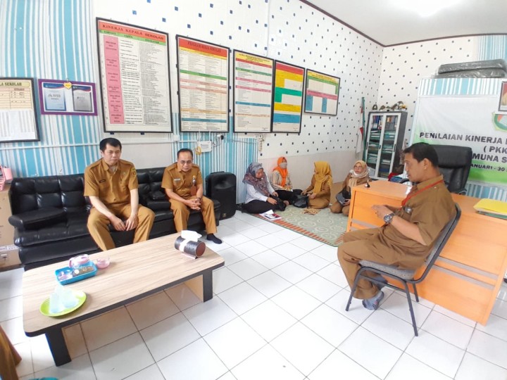Selasa, 22 April 2025, Seklur dan Kasie Kesra dan staf mendampingi Tim Pembinaan UKS Kecamatan Sungai Kunjang ke sekolah-sekolah di wilayah Kelurahan Karang Anyar.