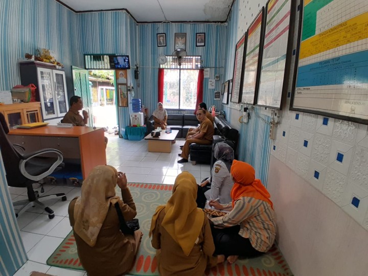 Selasa, 22 April 2025, Seklur dan Kasie Kesra dan staf mendampingi Tim Pembinaan UKS Kecamatan Sungai Kunjang ke sekolah-sekolah di wilayah Kelurahan Karang Anyar.