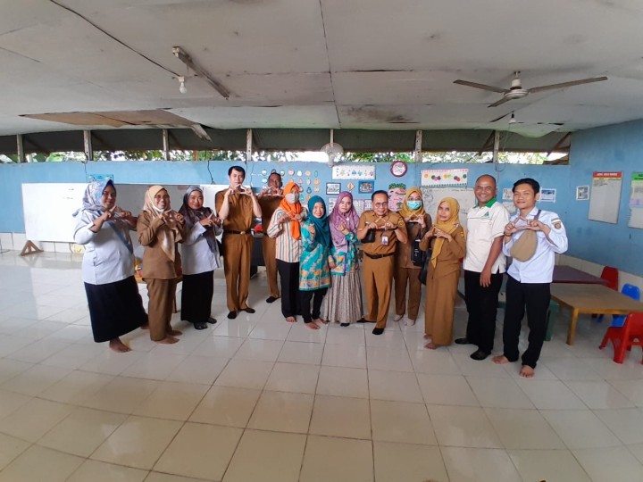 Selasa, 22 April 2025, Seklur dan Kasie Kesra dan staf mendampingi Tim Pembinaan UKS Kecamatan Sungai Kunjang ke sekolah-sekolah di wilayah Kelurahan Karang Anyar.
