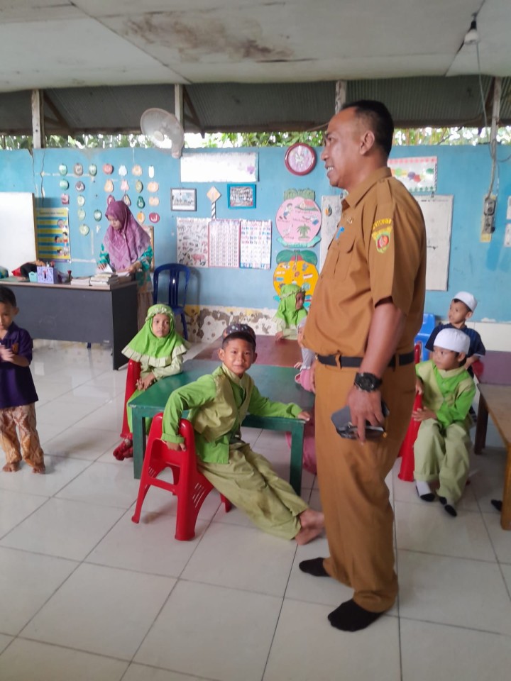 Selasa, 22 April 2025, Seklur dan Kasie Kesra dan staf mendampingi Tim Pembinaan UKS Kecamatan Sungai Kunjang ke sekolah-sekolah di wilayah Kelurahan Karang Anyar.