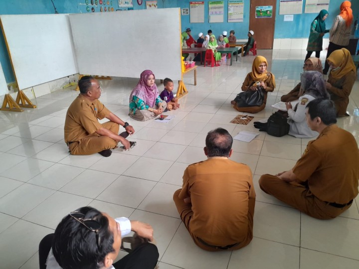 Selasa, 22 April 2025, Seklur dan Kasie Kesra dan staf mendampingi Tim Pembinaan UKS Kecamatan Sungai Kunjang ke sekolah-sekolah di wilayah Kelurahan Karang Anyar.