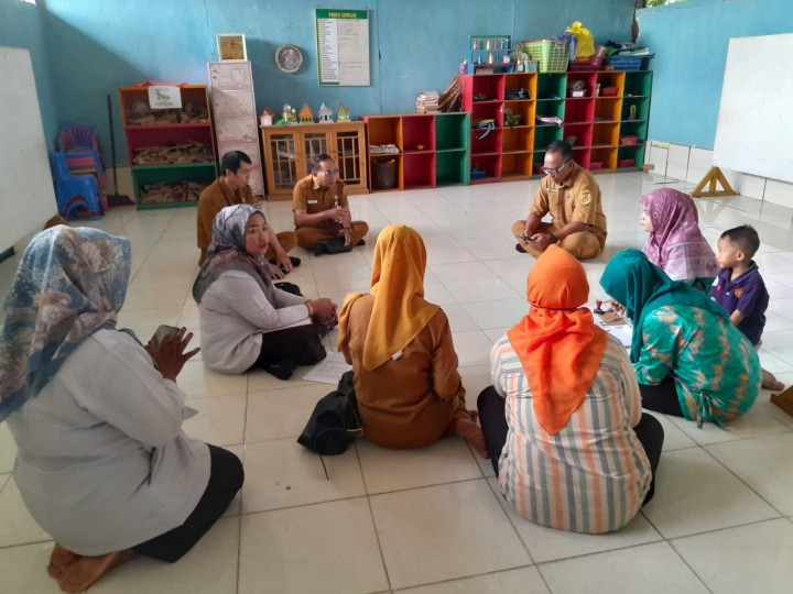 Selasa, 22 April 2025, Seklur dan Kasie Kesra dan staf mendampingi Tim Pembinaan UKS Kecamatan Sungai Kunjang ke sekolah-sekolah di wilayah Kelurahan Karang Anyar.