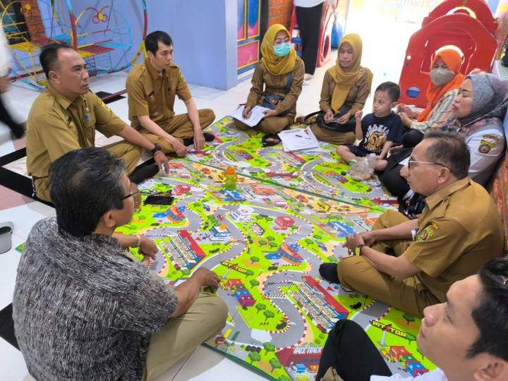 Selasa, 22 April 2025, Seklur dan Kasie Kesra dan staf mendampingi Tim Pembinaan UKS Kecamatan Sungai Kunjang ke sekolah-sekolah di wilayah Kelurahan Karang Anyar.