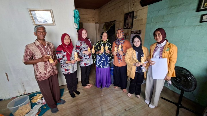 Kamis, 24 April 2025, Kasie Ekobang beserta Staf mendampingi Tim Pendataan UMKM Dinas Koperasi, UMKM dan Industri Kota Samarinda, untuk memverifikasi UMKM Kel. Karang Anyar.