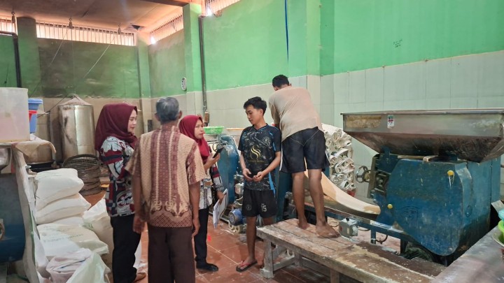 Kamis, 24 April 2025, Kasie Ekobang beserta Staf mendampingi Tim Pendataan UMKM Dinas Koperasi, UMKM dan Industri Kota Samarinda, untuk memverifikasi UMKM Kel. Karang Anyar.