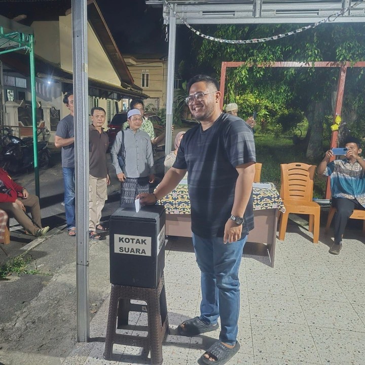Jumat, 25 April 2025, Seklur bersama Kasie Pemerintahan dan staf menghadiri dan membantu mengawasi jalannya Kegiatan Pemilihan Ketua RT.002 di Jalan MT. Haryono Perum Pemda.