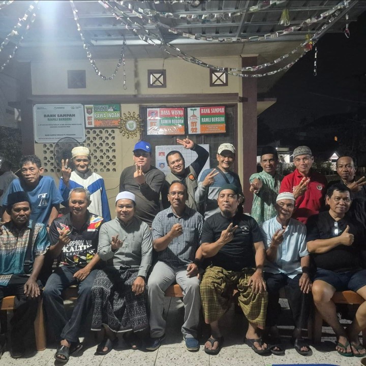 Jumat, 25 April 2025, Seklur bersama Kasie Pemerintahan dan staf menghadiri dan membantu mengawasi jalannya Kegiatan Pemilihan Ketua RT.002 di Jalan MT. Haryono Perum Pemda.
