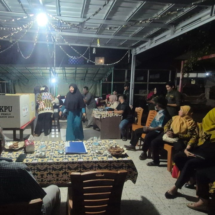 Jumat, 25 April 2025, Seklur bersama Kasie Pemerintahan dan staf menghadiri dan membantu mengawasi jalannya Kegiatan Pemilihan Ketua RT.002 di Jalan MT. Haryono Perum Pemda.