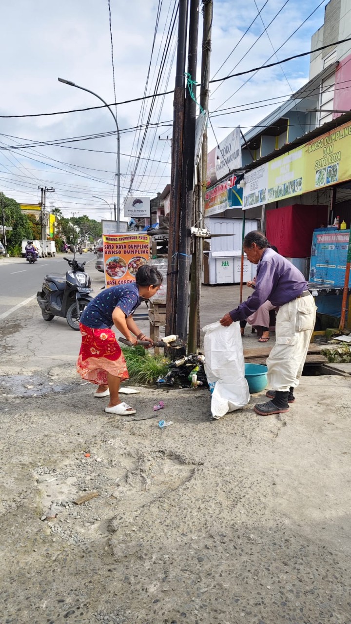Minggu, 27 April 2025, Kasie Ekobang dan Staf melakukan kunjungan dan mengawasi jalannya kegiatan gotong royong di RT. 014,015,019,020,021,028,037,038.