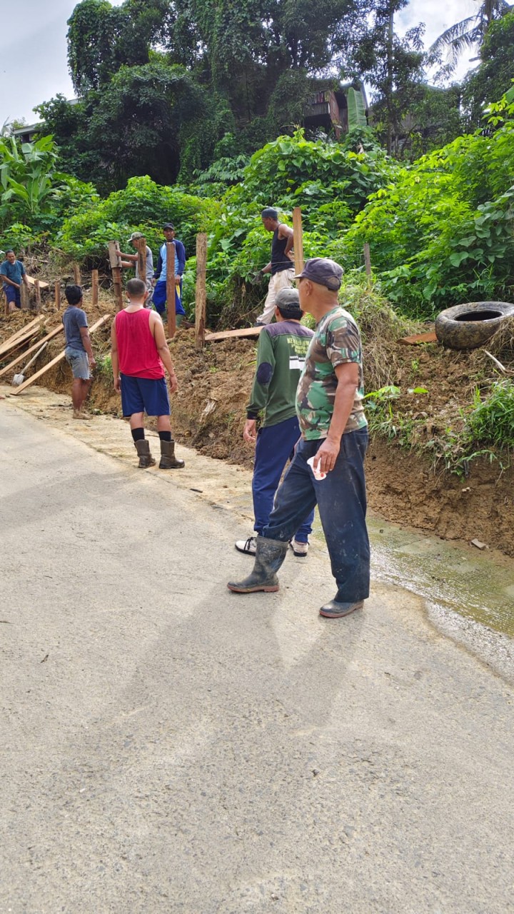 Minggu, 27 April 2025, Kasie Ekobang dan Staf melakukan kunjungan dan mengawasi jalannya kegiatan gotong royong di RT. 014,015,019,020,021,028,037,038.