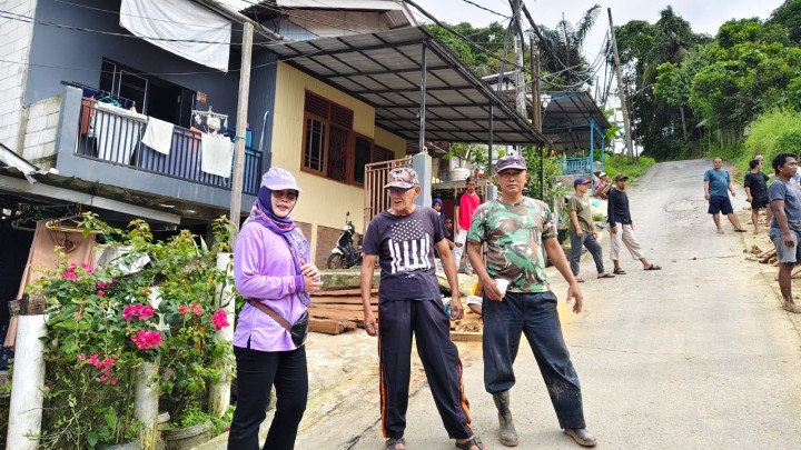 Minggu, 27 April 2025, Kasie Ekobang dan Staf melakukan kunjungan dan mengawasi jalannya kegiatan gotong royong di RT. 014,015,019,020,021,028,037,038.