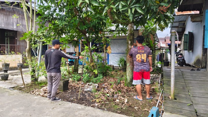Minggu, 27 April 2025, Kasie Ekobang dan Staf melakukan kunjungan dan mengawasi jalannya kegiatan gotong royong di RT. 014,015,019,020,021,028,037,038.