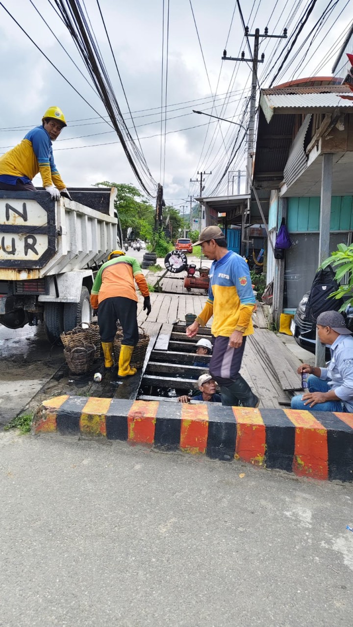 Minggu, 27 April 2025, Kasie Ekobang dan Staf melakukan kunjungan dan mengawasi jalannya kegiatan gotong royong di RT. 014,015,019,020,021,028,037,038.