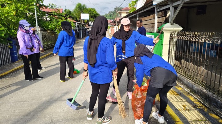 Minggu, 27 April 2025, Kasie Ekobang dan Staf melakukan kunjungan dan mengawasi jalannya kegiatan gotong royong di RT. 014,015,019,020,021,028,037,038.