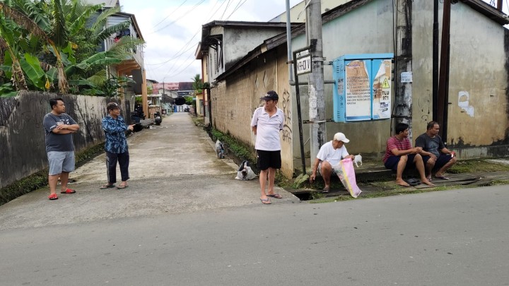 Minggu, 27 April 2025, Kasie Ekobang dan Staf melakukan kunjungan dan mengawasi jalannya kegiatan gotong royong di RT. 014,015,019,020,021,028,037,038.