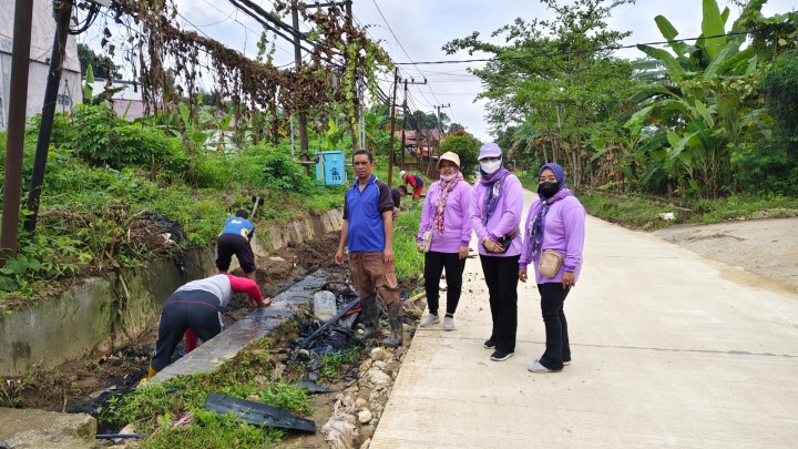 Minggu, 27 April 2025, Kasie Ekobang dan Staf melakukan kunjungan dan mengawasi jalannya kegiatan gotong royong di RT. 014,015,019,020,021,028,037,038.