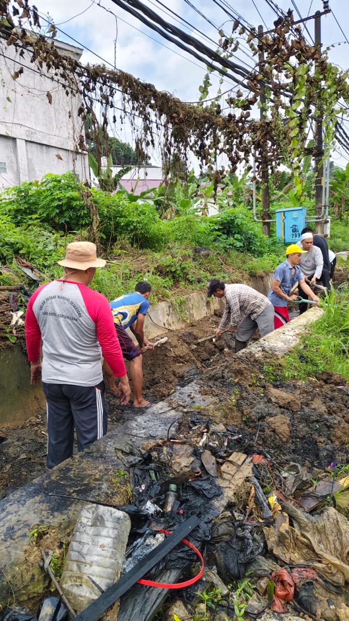 Minggu, 27 April 2025, Kasie Ekobang dan Staf melakukan kunjungan dan mengawasi jalannya kegiatan gotong royong di RT. 014,015,019,020,021,028,037,038.