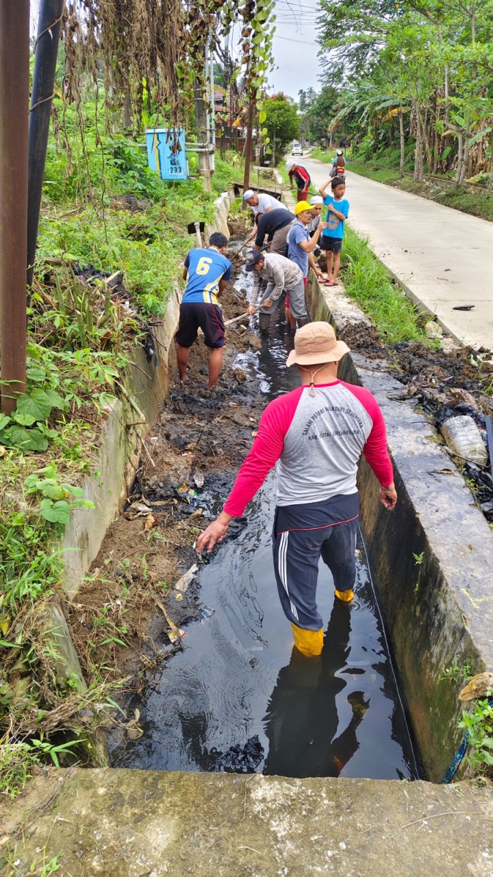 Minggu, 27 April 2025, Kasie Ekobang dan Staf melakukan kunjungan dan mengawasi jalannya kegiatan gotong royong di RT. 014,015,019,020,021,028,037,038.