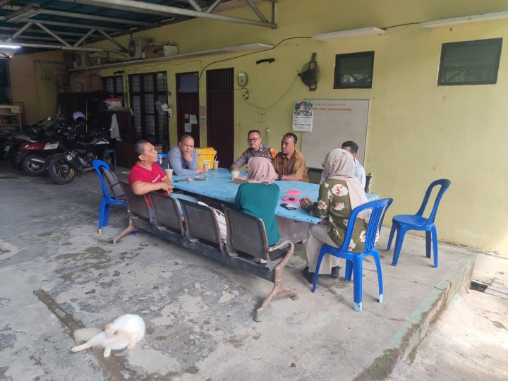 Selasa, 29 April 2025, Seklur mengawasi jalannya kegiatan pertemuan bersama Tim RTLH Perkim Kota Samarinda dengan ketua RT. 010 dan warga Karang Nayar yang mendapatkan bantuan perbaikan rumah tidak layak huni.