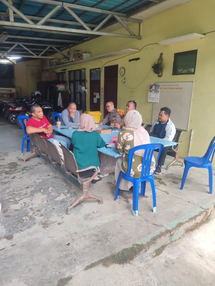 Selasa, 29 April 2025, Seklur mengawasi jalannya kegiatan pertemuan bersama Tim RTLH Perkim Kota Samarinda dengan ketua RT. 010 dan warga Karang Nayar yang mendapatkan bantuan perbaikan rumah tidak layak huni.
