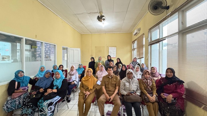 Selasa, 29 April 2025, Kasie Kesra menghadiri pertemuan pembekalan Tim pelaksana PMT lokal di Puskesmas Wonorejo