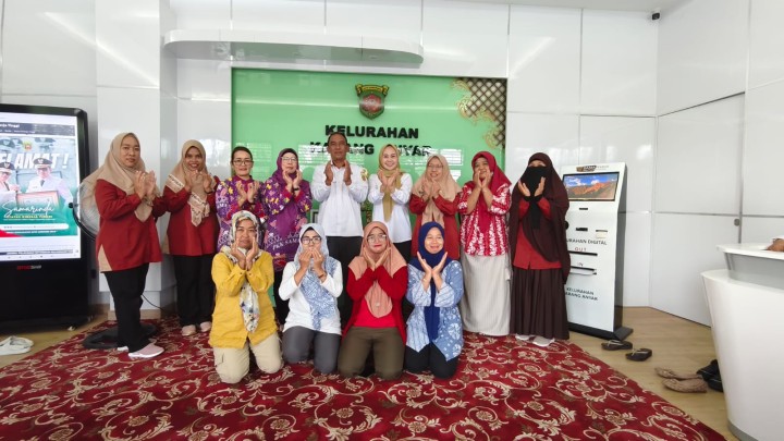 Rabu, 30 April 2025, Seklur menghadiri Kegiatan Koordinasi bersama Dinas Ketahanan Pangan dan PKK Kecamatan Sungai Kunjang terkait pembentukan UMKM Per kelompok di Raung PKK Karang Anyar.