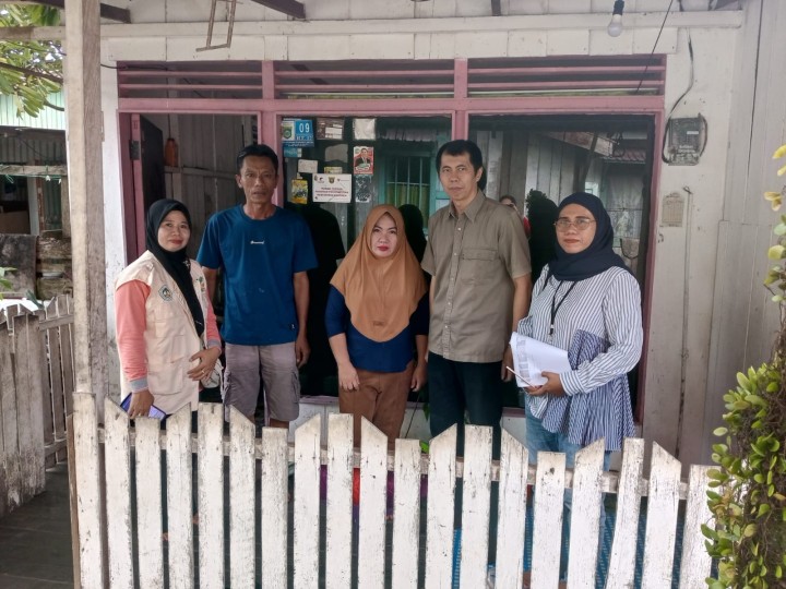 Jumat, 02 Mei 2025, Kasie Kesra dan Staf melakukan monitoring data keluarga miskin ekstrim di RT. 017, Jalan Meranti Gang 1.