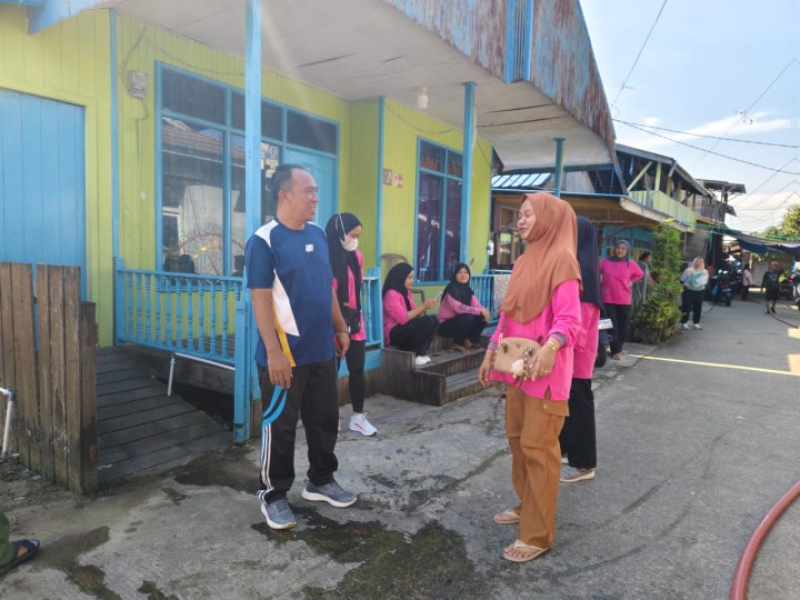 Minggu, 04 Mei 2025, Giat Kegiatan Kelurahan Karang Anyar untuk kegiatan monitoring gotong royong, pemasangan spanduk larangan membuang sampah dan pembersihan area green house Kantor Kelurahan Karang Anyar.