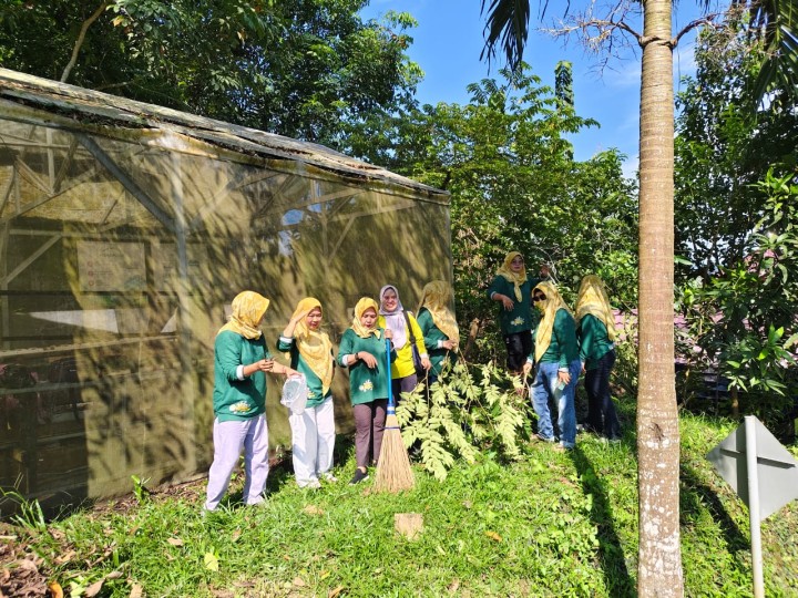 Minggu, 04 Mei 2025, Giat Kegiatan Kelurahan Karang Anyar untuk kegiatan monitoring gotong royong, pemasangan spanduk larangan membuang sampah dan pembersihan area green house Kantor Kelurahan Karang Anyar.
