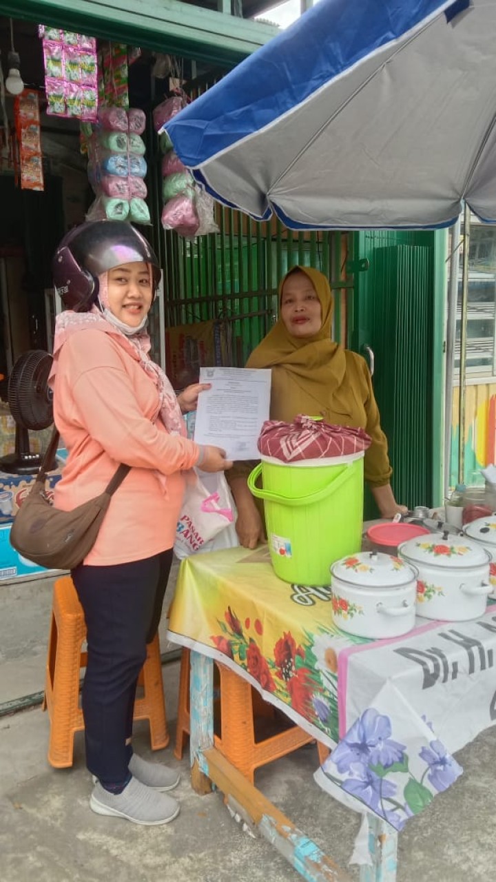 Jumat, 09 Mei 2025, Kelurahan Karang Anyar melakukan kegiatan pembagian Himbauan Pengelolaan Sampah dan Kebersihan untuk para warung atau toko di wilayah Kel. Karang Anyar.