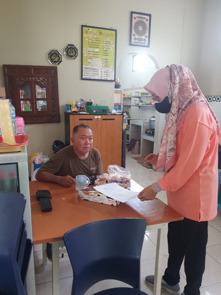 Jumat, 09 Mei 2025, Kelurahan Karang Anyar melakukan kegiatan pembagian Himbauan Pengelolaan Sampah dan Kebersihan untuk para warung atau toko di wilayah Kel. Karang Anyar.