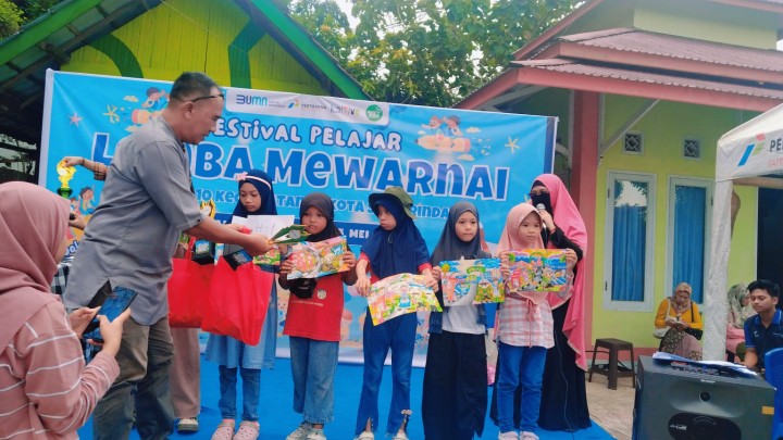 Selasa, 13 Mei 2025, Seklur dan Ketua TP PKK Karang Anyar menghadiri undangan kegiatan Festival Pelajar se Kota Samarinda tahun 2025 yang bertempat di Taman Lalu Lintas Letj. MT. Haryono Samarinda.