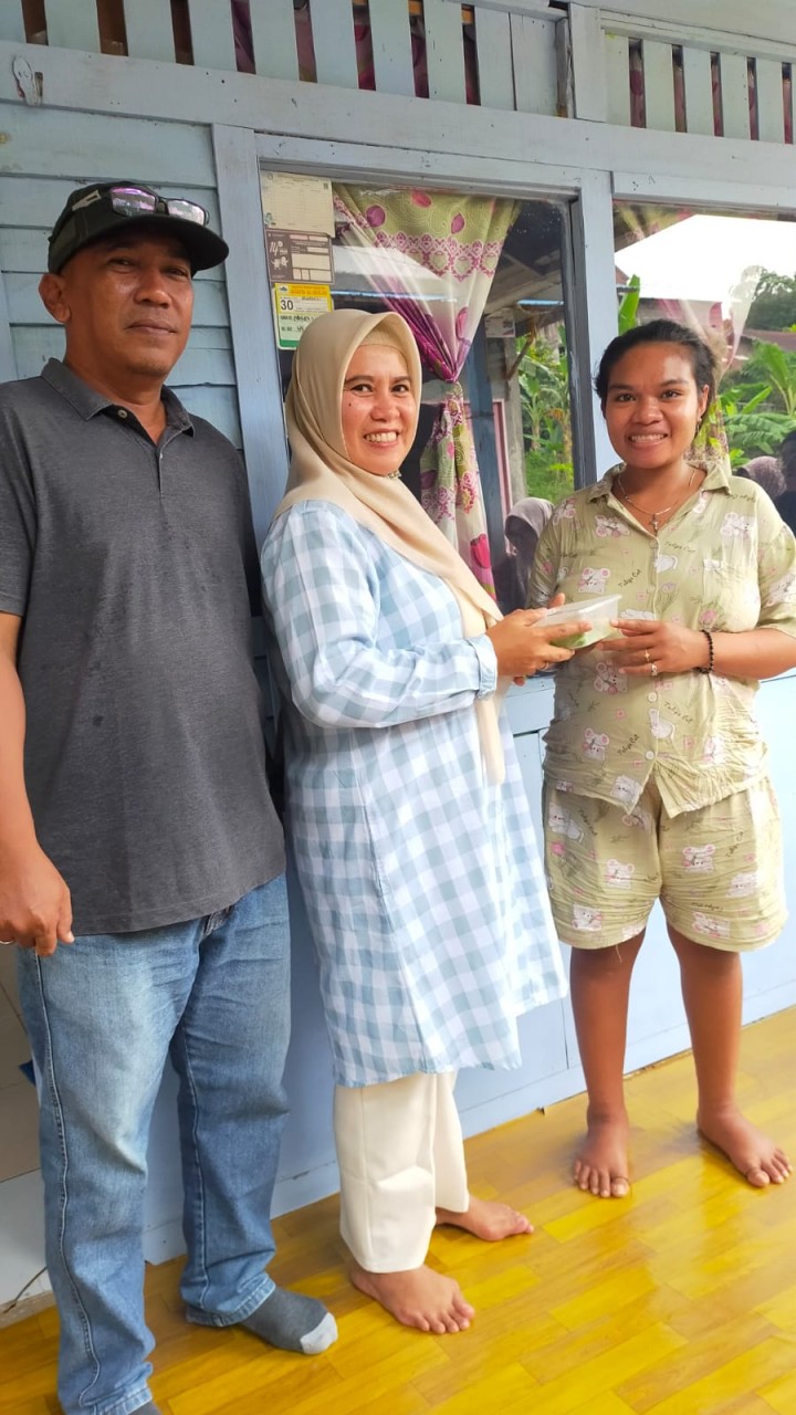 Sabtu, 17 Mei 2025, Seklur bersama Ketua TP PKK Karang Anyar mengikuti kegiatan Pemberian Makanan Tambahan kepada Balita dan Ibu Hamil yang kekurangan Energi Kronis.