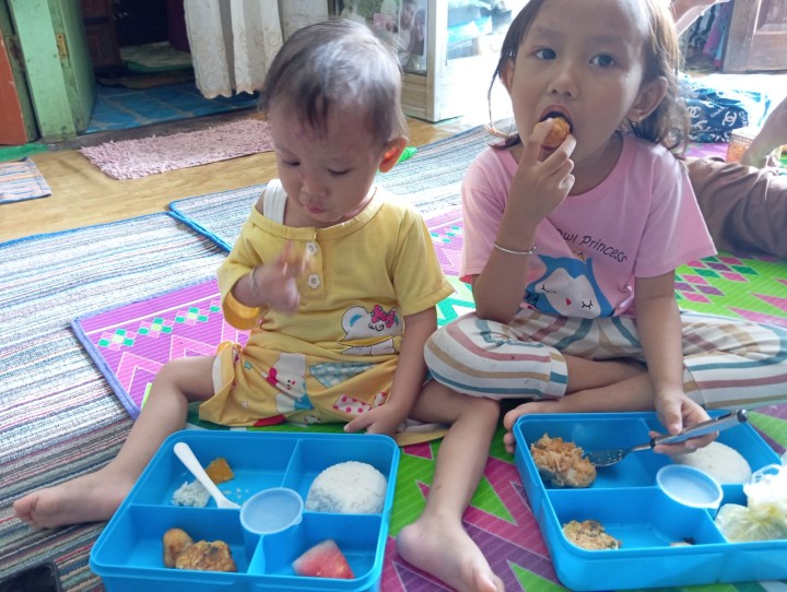 Sabtu, 17 Mei 2025, Seklur bersama Ketua TP PKK Karang Anyar mengikuti kegiatan Pemberian Makanan Tambahan kepada Balita dan Ibu Hamil yang kekurangan Energi Kronis.