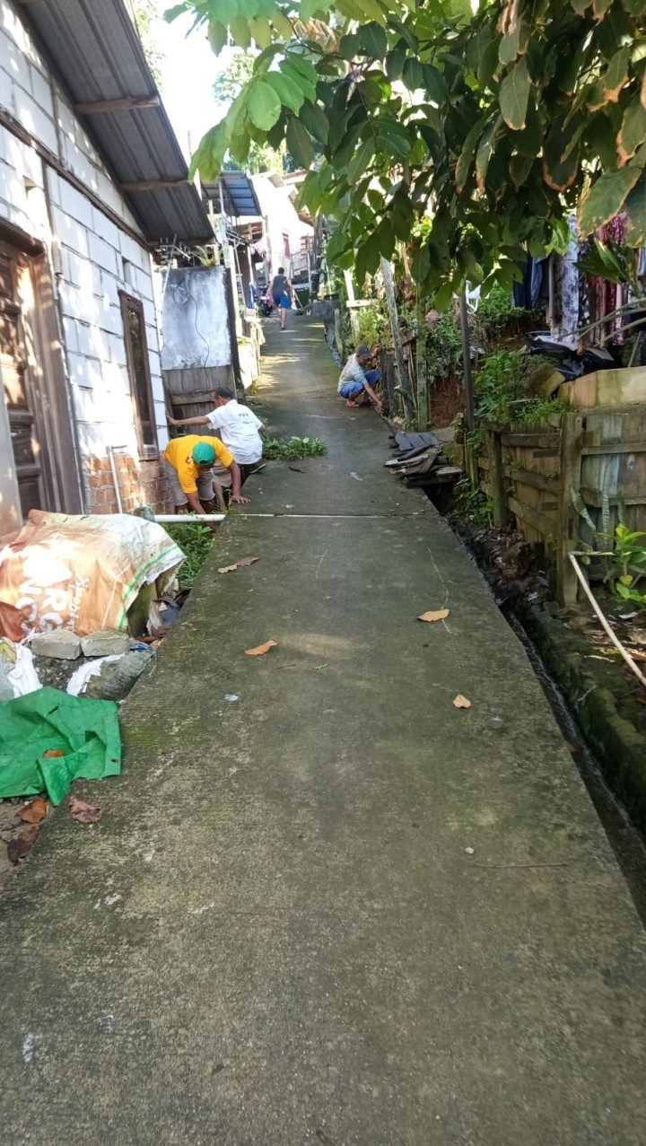 Minggu, 18 Mei 2025, Seklur bersama Staf Sekretariat melakukan aksi pungut sampah Kelurahan Karang Anyar yang diadakan di jl. Teuku Umar RT 15 kel. karang anyar yang kemudian dilanjutkan peninjauan pelaksanaan kegiatan gotong royong yang dilaksanakan di RT 15, 35, 20,19,17,14,13, 05, dan RT 06 Kel. Karang Anyar
