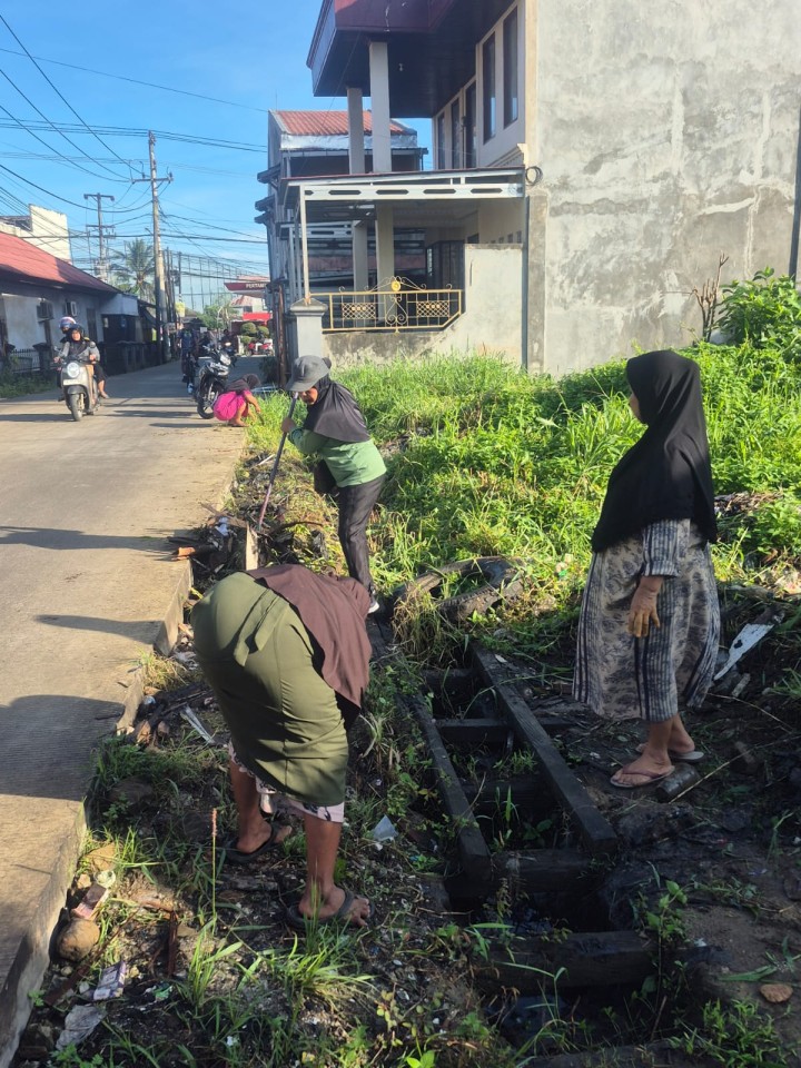 Minggu, 18 Mei 2025, Seklur bersama Staf Sekretariat melakukan aksi pungut sampah Kelurahan Karang Anyar yang diadakan di jl. Teuku Umar RT 15 kel. karang anyar yang kemudian dilanjutkan peninjauan pelaksanaan kegiatan gotong royong yang dilaksanakan di RT 15, 35, 20,19,17,14,13, 05, dan RT 06 Kel. Karang Anyar