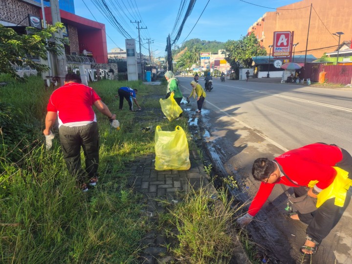 Minggu, 18 Mei 2025, Seklur bersama Staf Sekretariat melakukan aksi pungut sampah Kelurahan Karang Anyar yang diadakan di jl. Teuku Umar RT 15 kel. karang anyar yang kemudian dilanjutkan peninjauan pelaksanaan kegiatan gotong royong yang dilaksanakan di RT 15, 35, 20,19,17,14,13, 05, dan RT 06 Kel. Karang Anyar