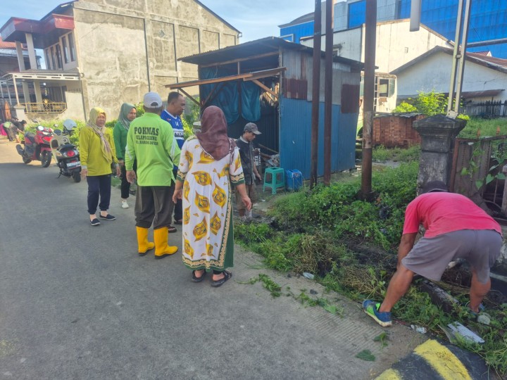 Minggu, 18 Mei 2025, Seklur bersama Staf Sekretariat melakukan aksi pungut sampah Kelurahan Karang Anyar yang diadakan di jl. Teuku Umar RT 15 kel. karang anyar yang kemudian dilanjutkan peninjauan pelaksanaan kegiatan gotong royong yang dilaksanakan di RT 15, 35, 20,19,17,14,13, 05, dan RT 06 Kel. Karang Anyar