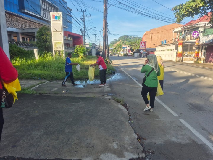 Minggu, 18 Mei 2025, Seklur bersama Staf Sekretariat melakukan aksi pungut sampah Kelurahan Karang Anyar yang diadakan di jl. Teuku Umar RT 15 kel. karang anyar yang kemudian dilanjutkan peninjauan pelaksanaan kegiatan gotong royong yang dilaksanakan di RT 15, 35, 20,19,17,14,13, 05, dan RT 06 Kel. Karang Anyar