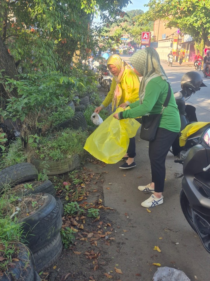 Minggu, 18 Mei 2025, Seklur bersama Staf Sekretariat melakukan aksi pungut sampah Kelurahan Karang Anyar yang diadakan di jl. Teuku Umar RT 15 kel. karang anyar yang kemudian dilanjutkan peninjauan pelaksanaan kegiatan gotong royong yang dilaksanakan di RT 15, 35, 20,19,17,14,13, 05, dan RT 06 Kel. Karang Anyar